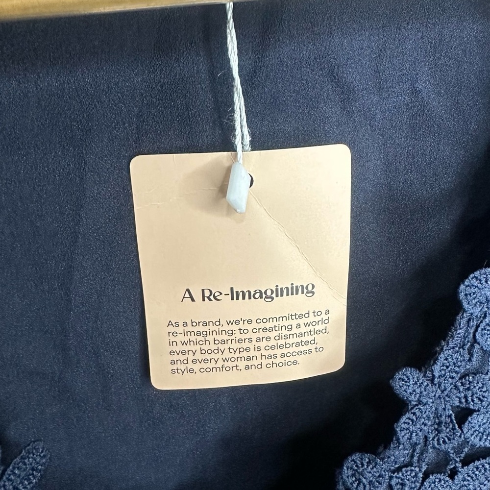 NWT EUC BloomChic Navy V-Neck Top with Lace Trim Size 22-24 - Picture 6 of 10